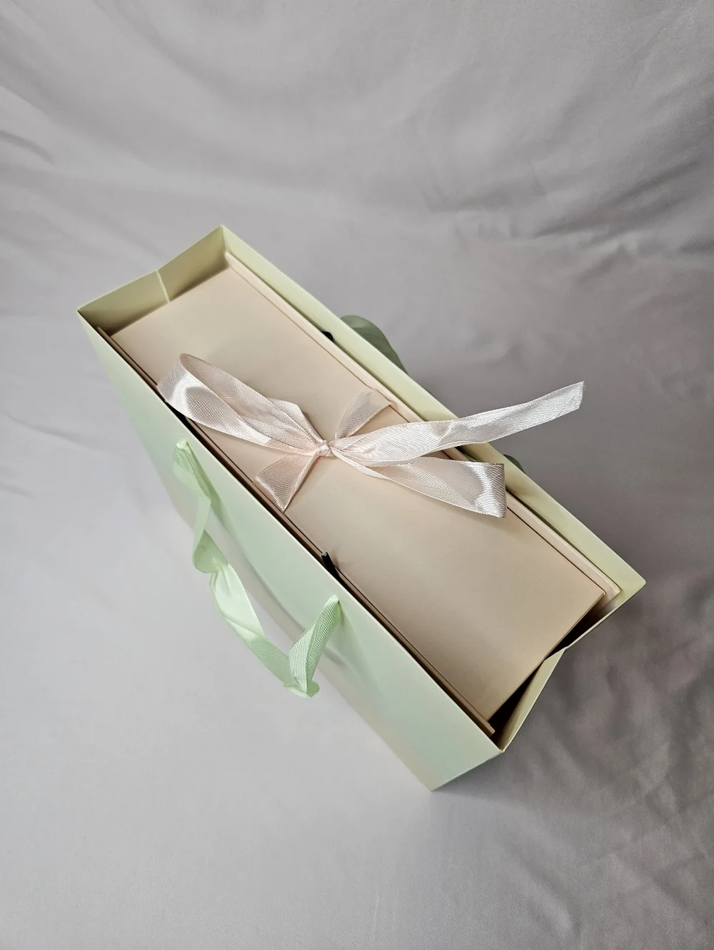 Luxury Gift Box with Reed Diffuser & Soap Flower Bouquet – Charming And Elegant